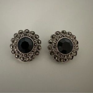 Vintage Faux Onyx Rhinestone Filagree Clip On Earring in Silver Tone Metal